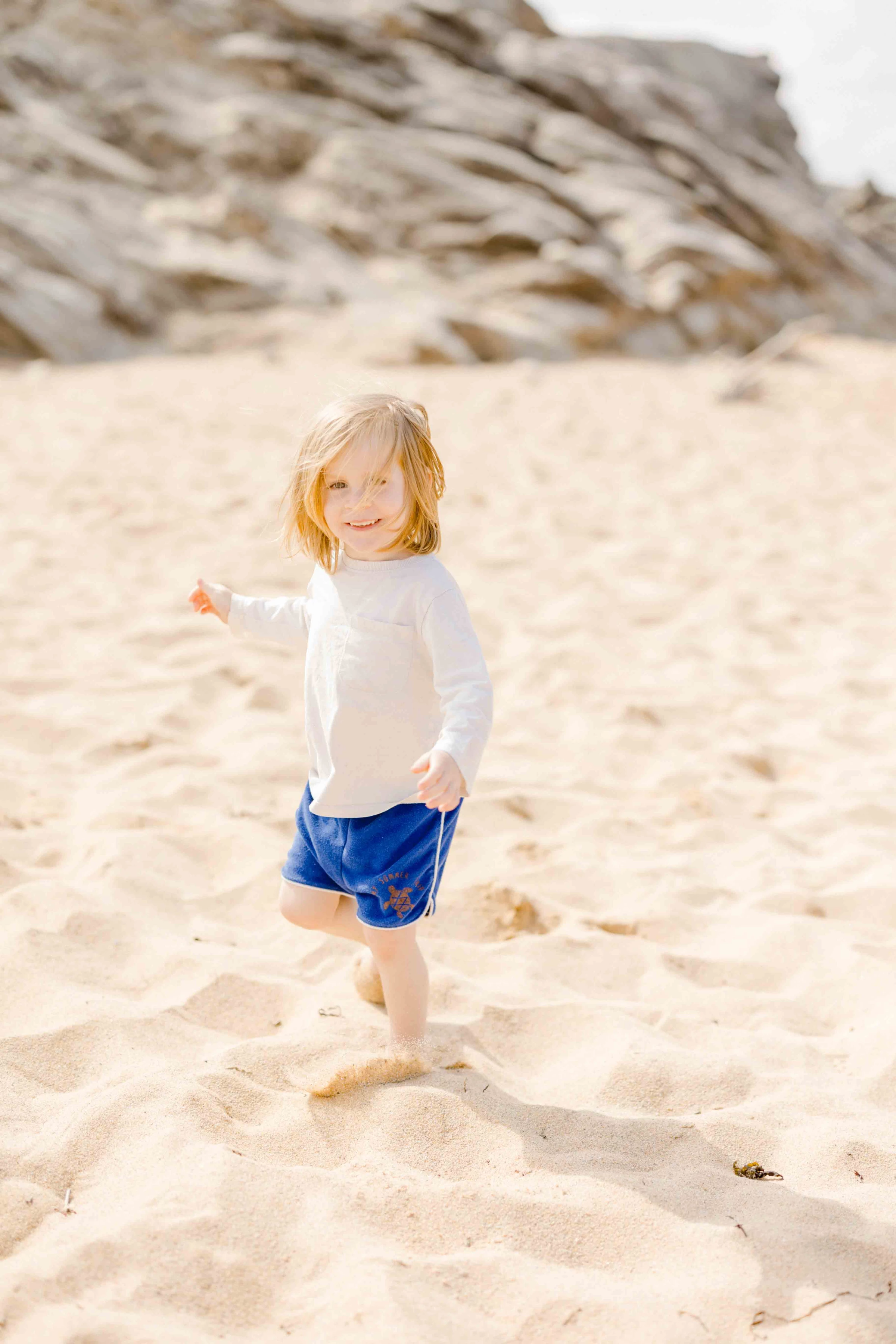 enfant plage sable bonheur gris